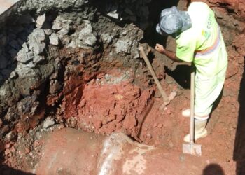 Prefeitura executa limpeza de córrego e de caixas de drenagem urbana