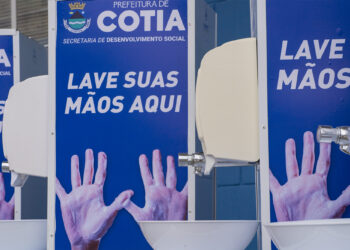 No enfrentamento da Covid-19 Prefeitura instala pias e distribui itens de higienização para pessoas em situação de rua