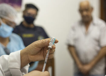 Secretaria de Saúde vacina contra a Covid19 quase mil pacientes acamados e restritos ao lar