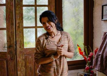 Cotia tem mostra da coleção “Sustentabilidade” da artista Rosi Araújo