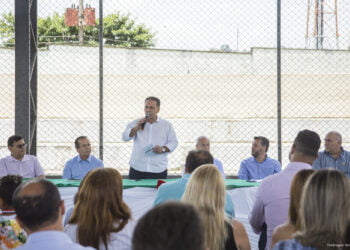 Prefeitura participa de assinatura de autorização para reforma de escolas