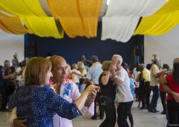 Baile Havaiano agita Movimenta Cotia   