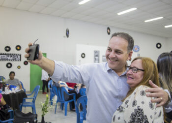 Idosos são tratados com carinho e respeito em Cotia