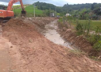 Prefeitura executa limpeza e desassoreamento de córregos