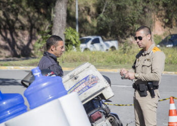 Blitzes educativas abordam mais de 150 motociclistas em Cotia   