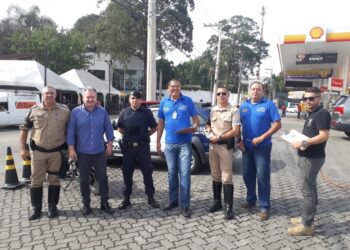 Mais de 420 veículos são fiscalizados em blitzes conjuntas em Cotia   