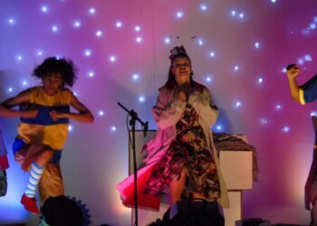 O amor invade o palco e encanta estudantes de Cotia   