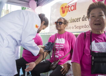 Onda rosa invade Cotia durante caminhadas contra o câncer de mama   