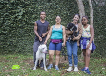 Dezenas de pessoas e seus pets participam da 1ª Cãominhada de Cotia   