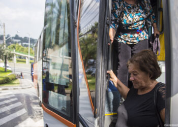 Iniciativa do Fundo Social leva idosos de Cotia ao cinema   