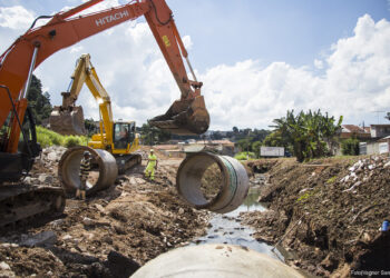 Prefeitura executa desassoreamento e canalização de córrego   