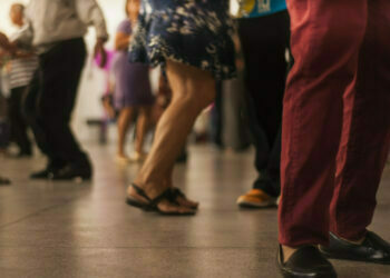 Espaço Movimenta Cotia coloca terceira idade para dançar no primeiro baile do ano