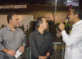 Clima de Natal invade Cotia com decoração temática e árvores de 22 metros