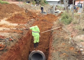Obras executa rede de drenagem no Recanto Arco Verde   