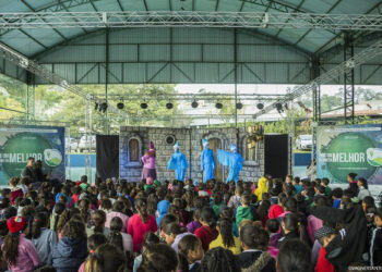 Mais de 300 crianças assistem o espetáculo “É a gota d’água”   