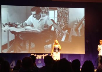 Coordenadores de escolas de Cotia participam de conferência sobre tecnologia na educação