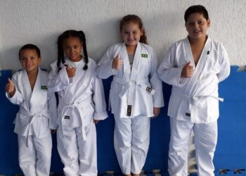 Prefeitura entrega novos quimonos para alunos de judô