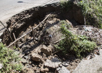 Secretaria de Obras trabalha na recuperação de via danificada no Colinas de Cotia   