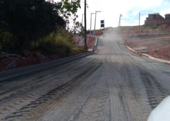 Prefeitura começa a pavimentação do trecho de terra da Estrada do Ribeirão na Chácara Roselândia