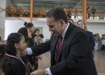 Alunos de Cotia participam de formatura do Proerd