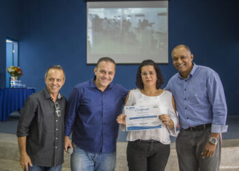 Prefeitura entrega certificados  de formandos dos cursos de geração de renda   