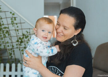 Bebê de sete meses que se engasgou com papinha é salva por GCM de Cotia