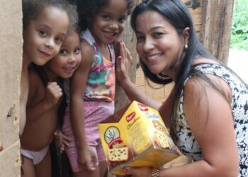 Duas comunidades de Cotia são beneficiadas com doações de panetones