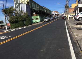 Depois da nova pavimentação rua da Delegacia de Cotia recebe nova sinalização viária