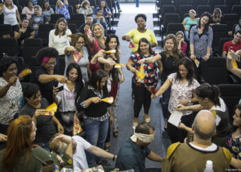 Educadores de Cotia participam de oficina performance de leitura   