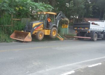 Os trabalhos de limpeza e manutenção dos bairros não param em Cotia   
