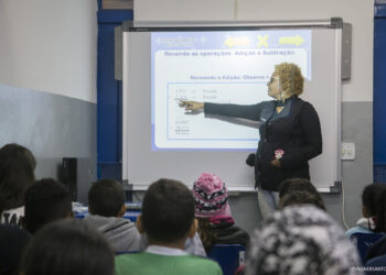 Escolas municipais de Cotia ganham lousa digital   