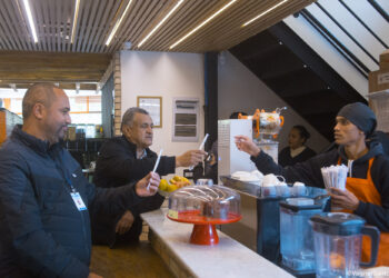 Fiscais orientam sobre a proibição do fornecimento de canudos de plástico