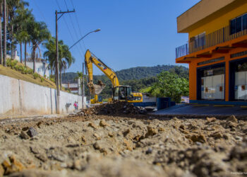 Prefeitura inicia recapeamento da 10 de Janeiro e implanta desvio viário