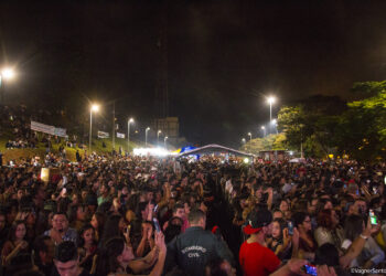 Cerca de 10 mil lotam show de Fernando & Sorocaba no aniversário de Cotia   