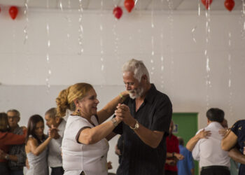 Idosos lotam o Movimenta Cotia para o baile do Dia das Mães