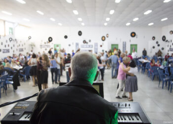 Uma Viagem aos Anos 60 é tema do Baile da Terceira Idade de Cotia   