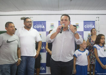 Alunos de Cotia voltam às aulas já com os novos uniformes