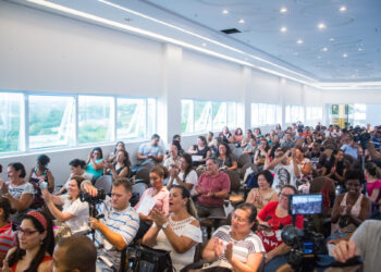 Prefeitura anuncia aumento de 32% para auxiliares de classe e secretários de escola