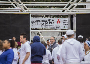 Cotia reúne centenas de pessoas em evento pela paz