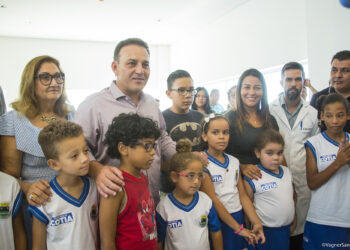 Estudantes da rede pública recebem óculos do Projeto Cuidar