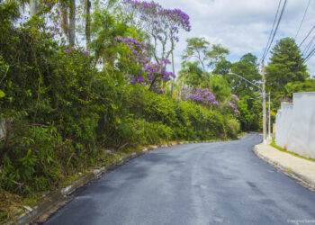 Rua Roma na região da Granja Viana passa por revitalização