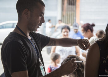 Prefeitura de Cotia faz bloqueio contra Febre Amarela no Mirizola   