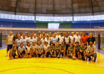 Vovôs e vovós esbanjam vitalidade em amistosos de vôlei adaptado