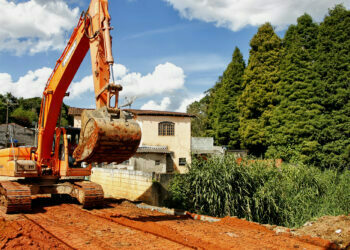 Prefeitura de Cotia amplia drenagem em córrego do Jardim Japão