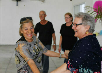 Grupo de teatro da terceira idade esbanja vitalidade em Cotia