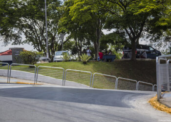 Settrans implanta gradis de segurança próximo à travessia de pedestres