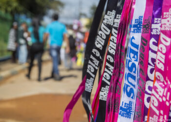 Mesmo com frio e chuva grande público marca presença na Marcha para Jesus de Cotia   
