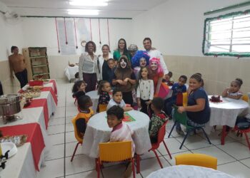 Ceia Papai Noel e brinquedos encantam as crianças do C.E Recanto Suave   