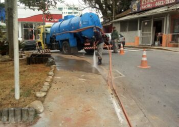 Prefeitura realiza limpeza completa da Praça Dr. Niso Viana na Granja Viana   