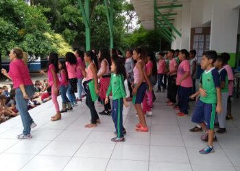 Pais e alunos participam de evento cultural Outubro Rosa